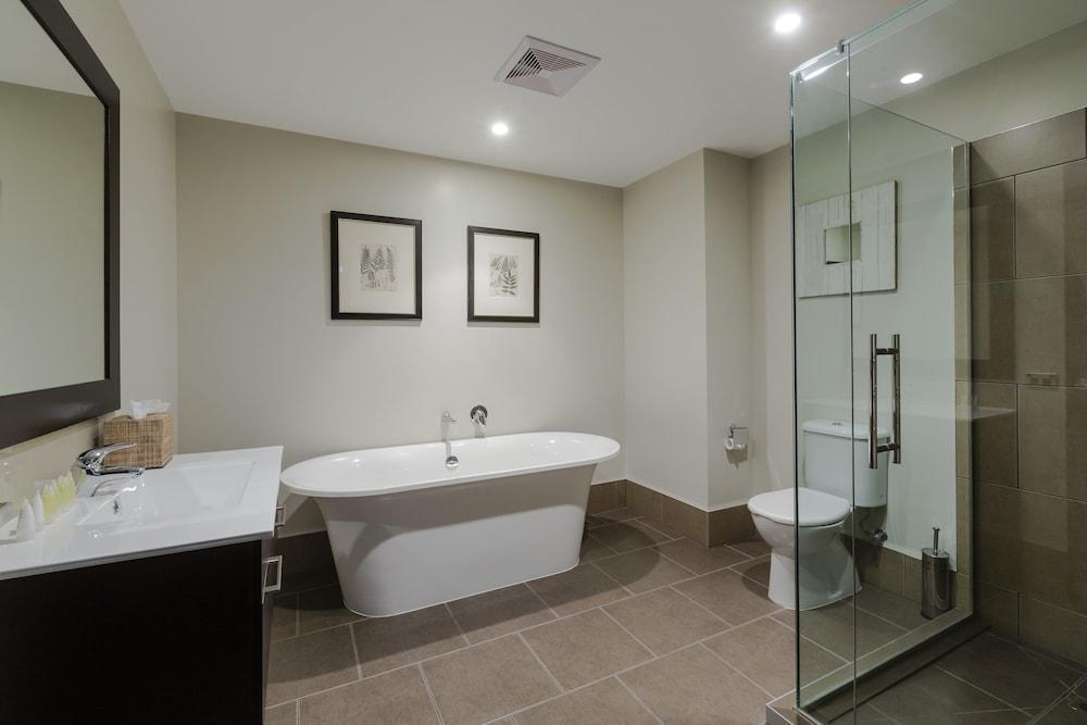Village Aparthotel 4*